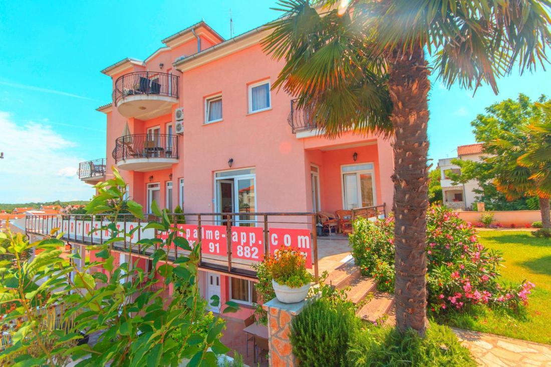 4 Palme Apartments A Funtana Exterior photo