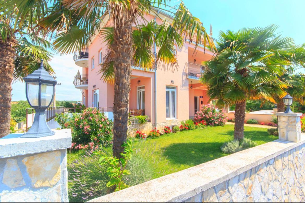 4 Palme Apartments A Funtana Exterior photo
